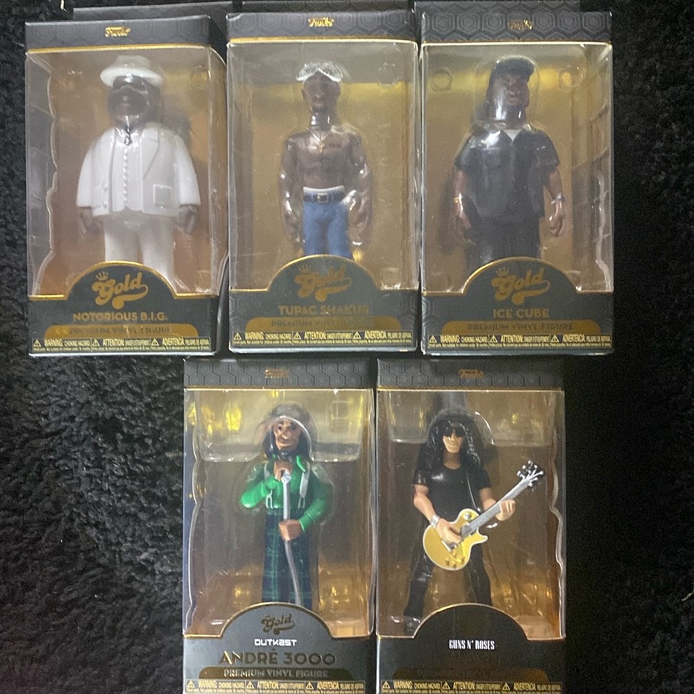 Set of 5 gold premium vinyl funko musician pops. Icons of the music industry